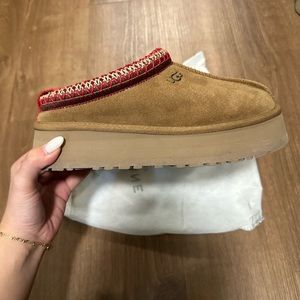 UGG Tazz Platform Slipper in Chestnut